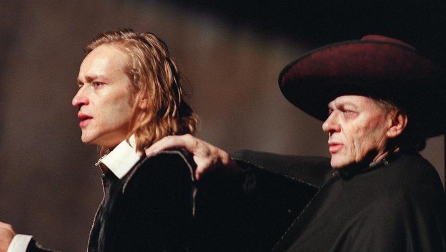 Les comédiens Eric Ruf (g), dans le rôle de "Ruy Blas", et Jean-Baptiste Malartre (d), dans le rôle de "don Salluste de Bazan", jouent une scène de la pièce "Ruy Blas" de Victor Hugo le 14 novembre 2001 sur la scène de la Comédie-Française à Paris
