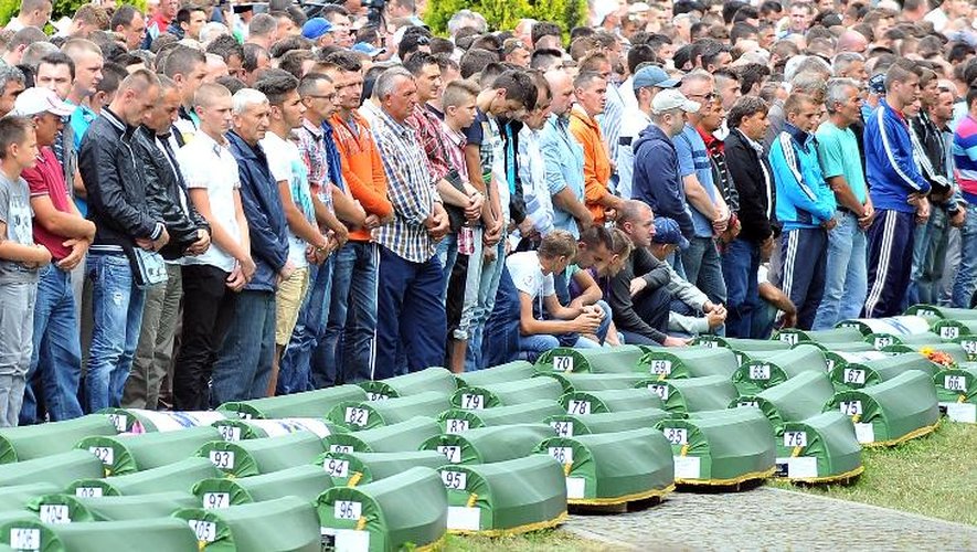 Des musulmans de Bosnie et des survivants du massacre de Serbrenica en 1995 assistent à une cérémonie dans un cimetière à Potocari, le 11 juillet 2014