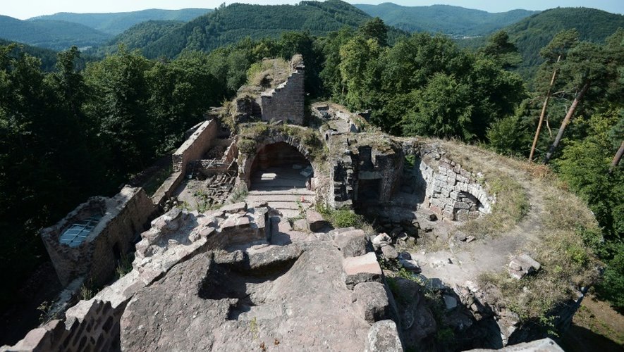 Les ruines du château du Schoeneck dominent les Vosges du Nord, près de Dambach (Bas-Rhin), le 8 août 2015
