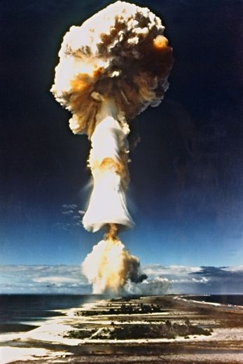 Une photo prise en 1970 montre un essai nucléaire français à Moruroa, en Polynésie française