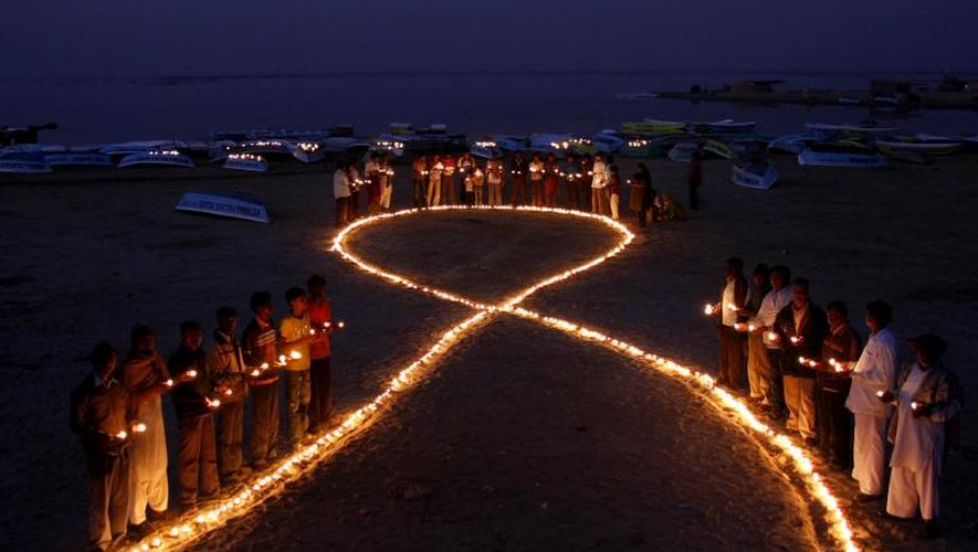 Des lampes à huiles forment le symbole de la lutte contre le sida sur la plage de Nalsarovar, en Inde, le 30 novembre 2009