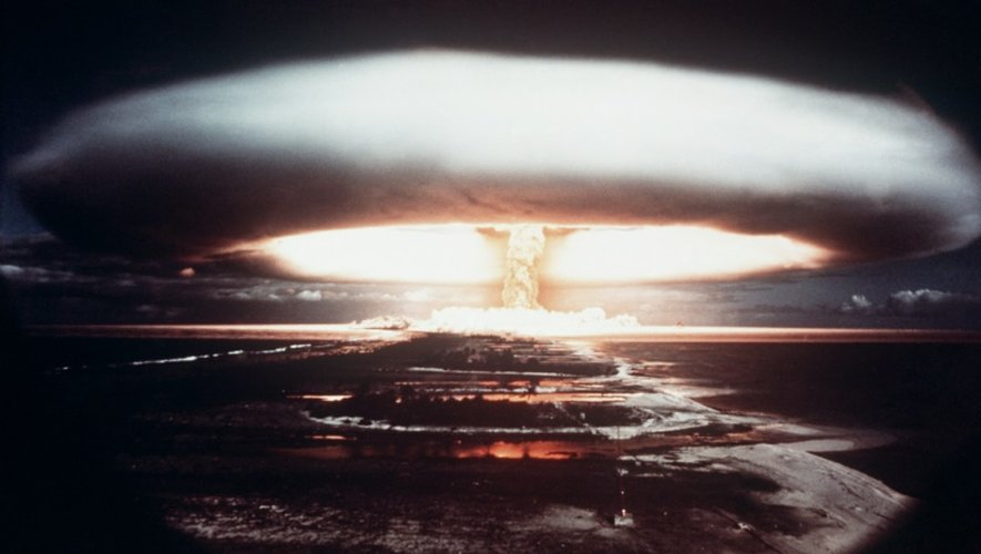 Une photo prise en 1971 montre un essai nucléaire français à Moruroa dans le Pacifique