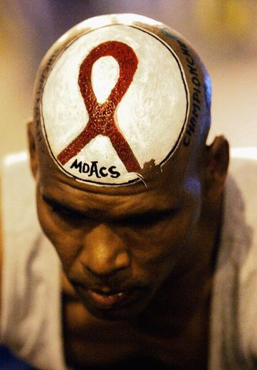 Le symbole de la lutte contre le sida peint sur le crâne d'un participant au marathon de Bombay, en Inde, le 15 janvier 2006