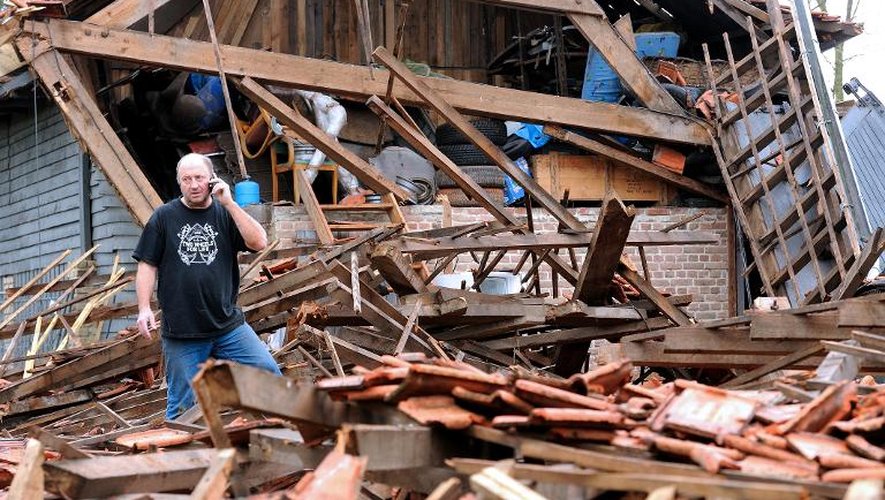 -Un homme au milieu des décombres après le passage d'une mini-tornade le 21 octobre 2013 à Bailleul