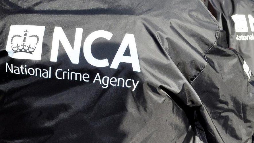 Photo diffusée par l'Agence nationale britannique contre le crime montrant des agents en exercice, le 7 octobre 2013
