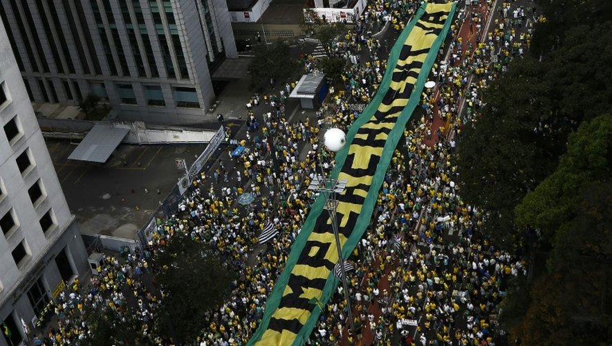 Des manifestants réclament le 16 août 2015 à Sao Paulo le départ de la président de gauche Dilma Rousseff