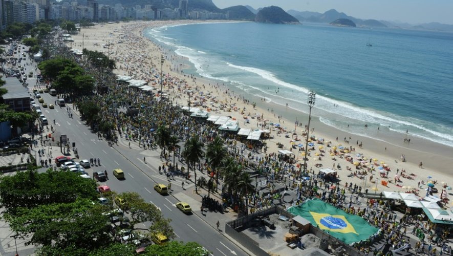 Colonne de manifestants brésiliens exigeant la démission de la présidente de gauche Dilma Rousseff, le 16 août 2015 sur le front de mer de Copacabana, à Rio de Janeiro
