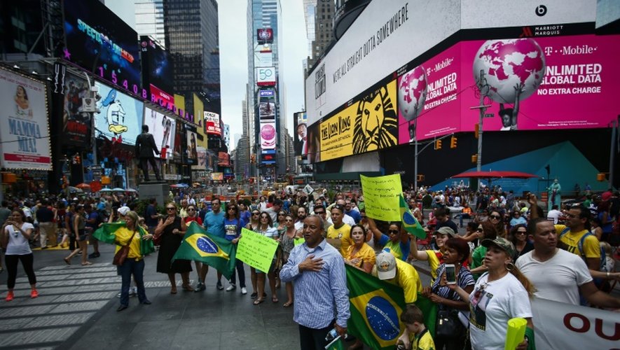 Des manifestants contre la présidente italienne brésilienne Dilma Rousseff, le 16 août 2015 à Times Square à New York