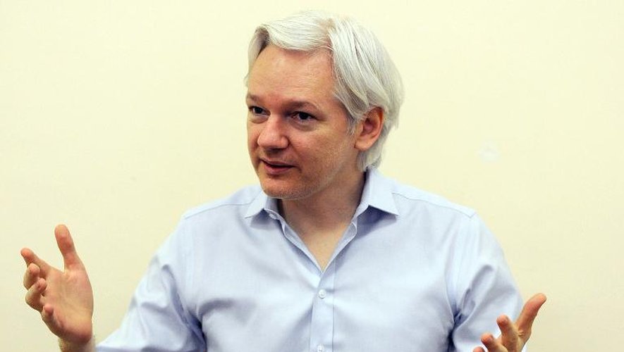 Le 14 juin 2013, le fondateur de  Wikileaks Julian Assange s'adresse à des journalistes au sein de   l'ambassade de l'Equateur à Londres où il s'est réfugié en juin 2012