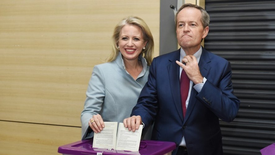 Le leader de l'opposition travailliste australienne Bill Shorten (D) et son épouse Chloé à Melbourne le 2 juillet 2016