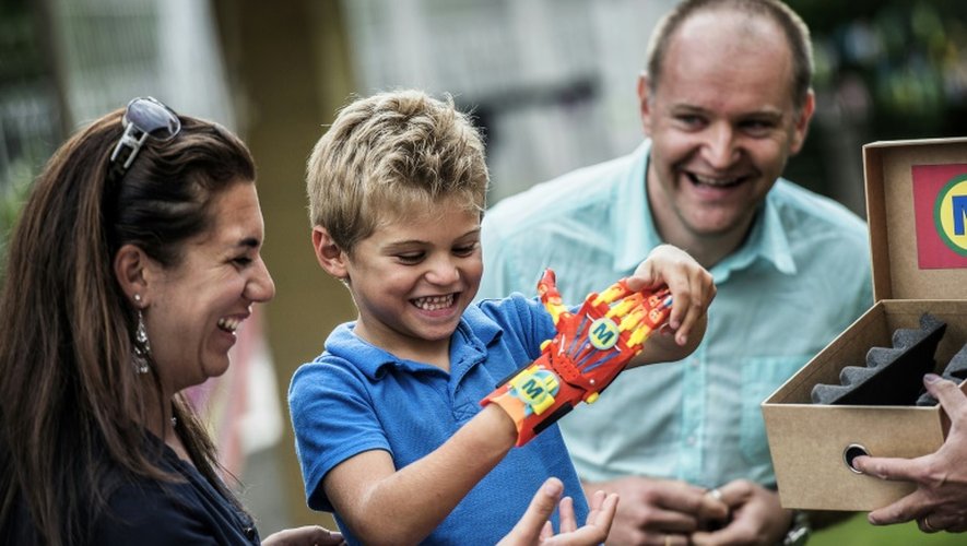 Maxence, jeune garçon né sans main droite, essaie sa nouvelle prothèse de main en 3D, le 17 août 2015 à Cessieu (Isère)