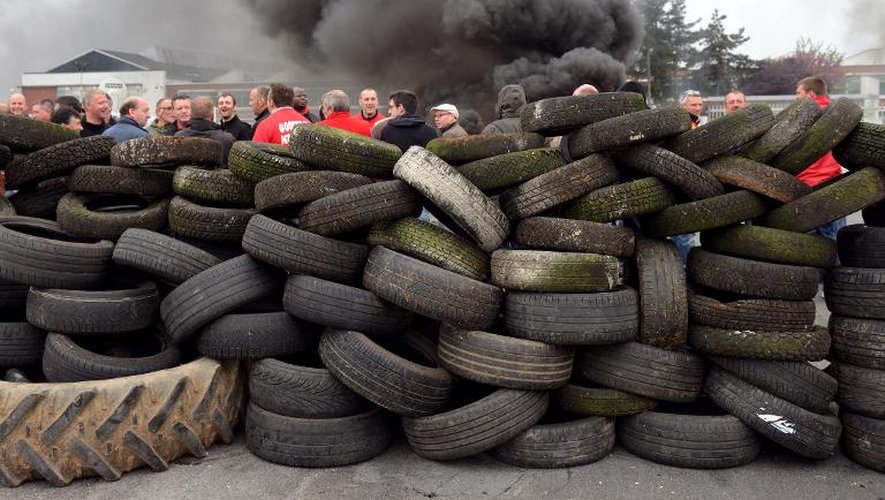 Des salariés de l'usine Goodyear-Amiens bloquent l'entrée du site avec des pneus, le 3 juin 2013