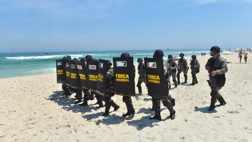Les forces de l'ordre brésiliennes sur la plage à Rio de Janeiro pour contenir des manfiestants