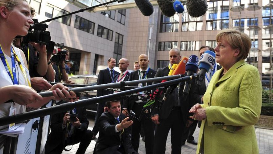 La chancelière allemande Angela Merkel devant la presse le 16 juillet 2014 devant le siège de l'UE à Bruxelles