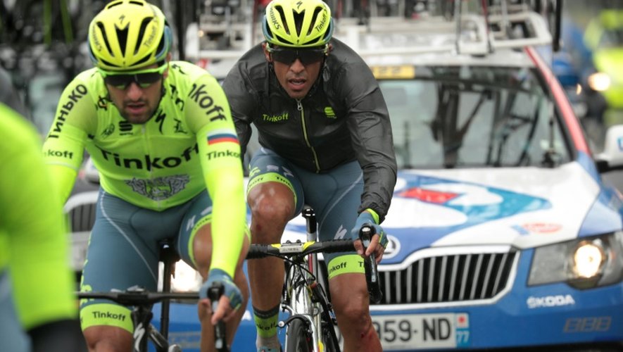 L'Espagnol Alberto Contador (d) après une nouvelle chute, lors de la 2e étape du Tour de France entre Saint-Lô et Cherbourg, le 3 juillet 2016