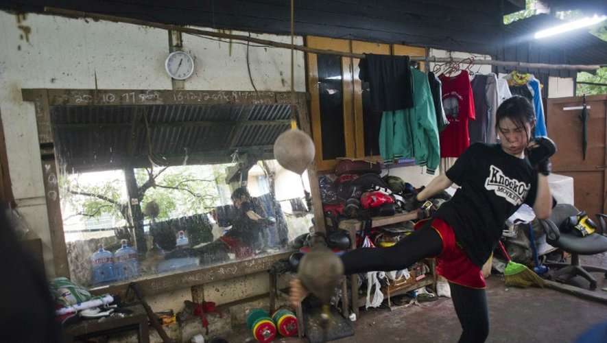 Une jeune femme s'entraîne le 18 juillet 2015 au Lethwei, un art martial birman, à Rangoun
