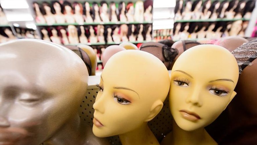 Des têtes chauves disposées dans un magasin de Londres