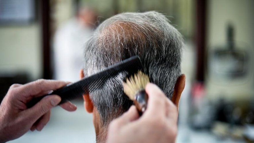 Un homme se fait coiffer à Lisbonne