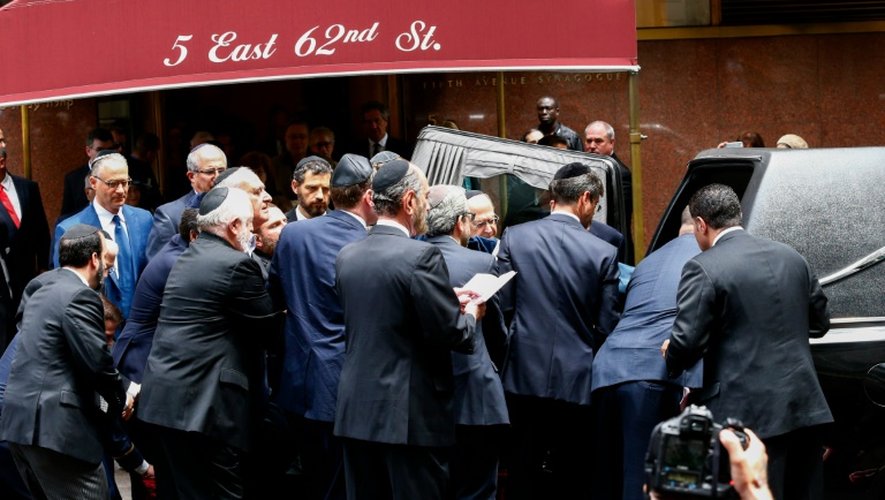 Le cerceuil d'Elie Wiesel à la sortie de la synagogue, le 3 juillet 2016 à New York