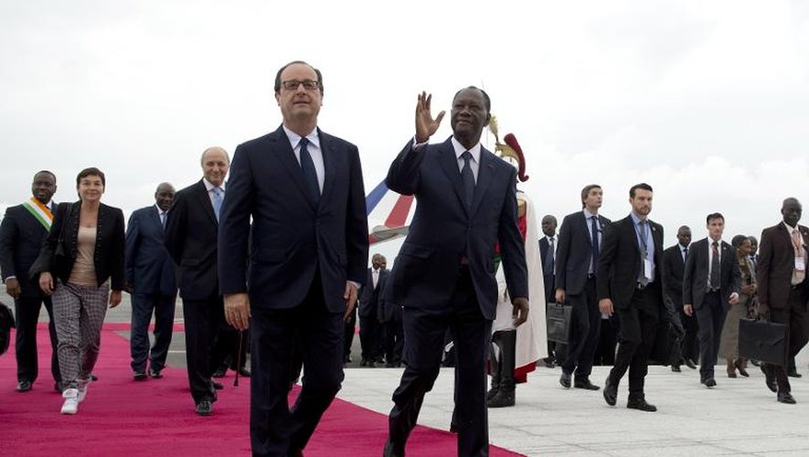 Le président français François Hollande accueilli par son homologue ivoirien Alassane Ouattara à Abidjan, le 17 juillet 2014