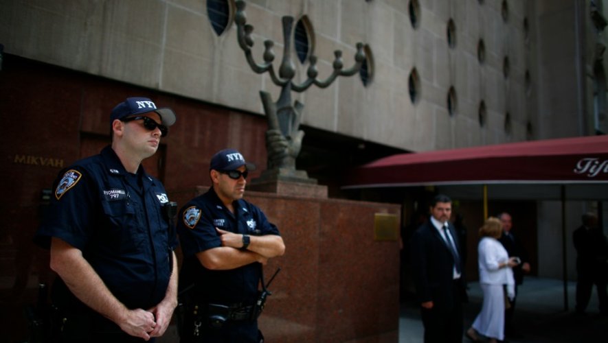 Des policiers en faction devant la synagogue où se tiennent les funérailles d'Elie Wiesel, le 3 juillet 2016 à New York