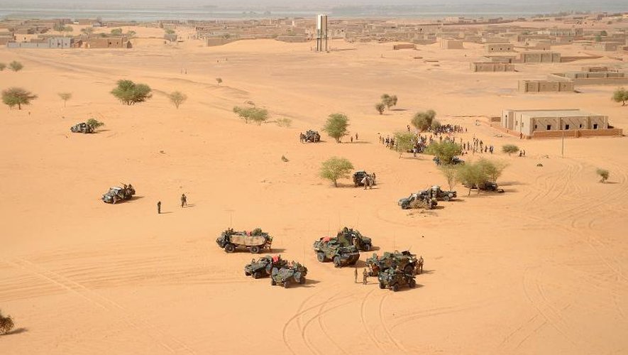 Des soldats français prennent position autour de Bourem, au nord du Mali, le 17 février 2013