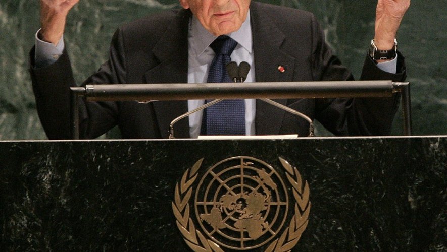 Elie Wiesel, prix Nobel de la paix et survivant de la Shoah intervient à l'ONU à New York, le 24 janvier 2005