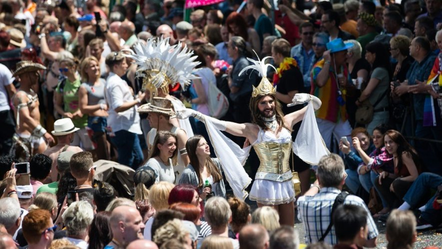 Des participants à la Gay Pride, le 3 juillet 2016 à Cologne