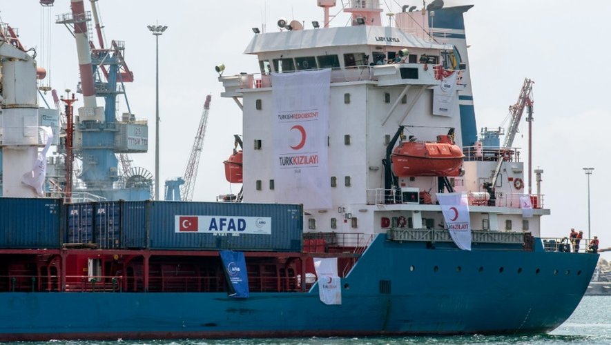 Un navire turc transportant de l'aide humanitaire à destination de la bande de Gaza arrive dans le port israélien de Ashdod, le 3 juillet 2016