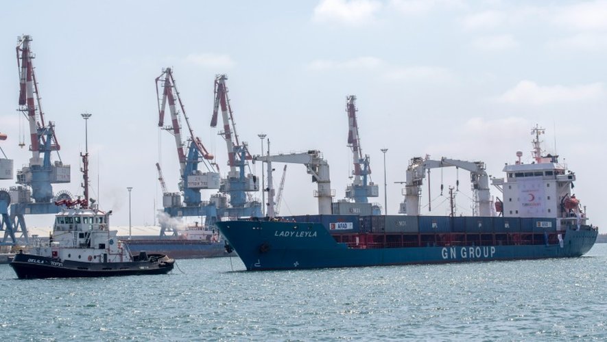 Un navire turc transportant de l'aide humanitaire à destination de la bande de Gaza arrive dans le port israélien de Ashdod, le 3 juillet 2016