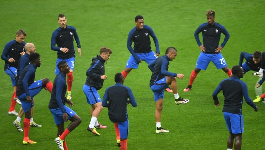 Les Français à l'échauffement avant le quart de finale de l'Euro, le 3 juillet 2016 au Stade de France
