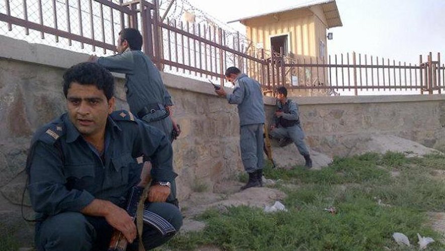 Des policiers afghans lors de l'attaque le 17 juillet 2014 à l'aéroport de Kaboul