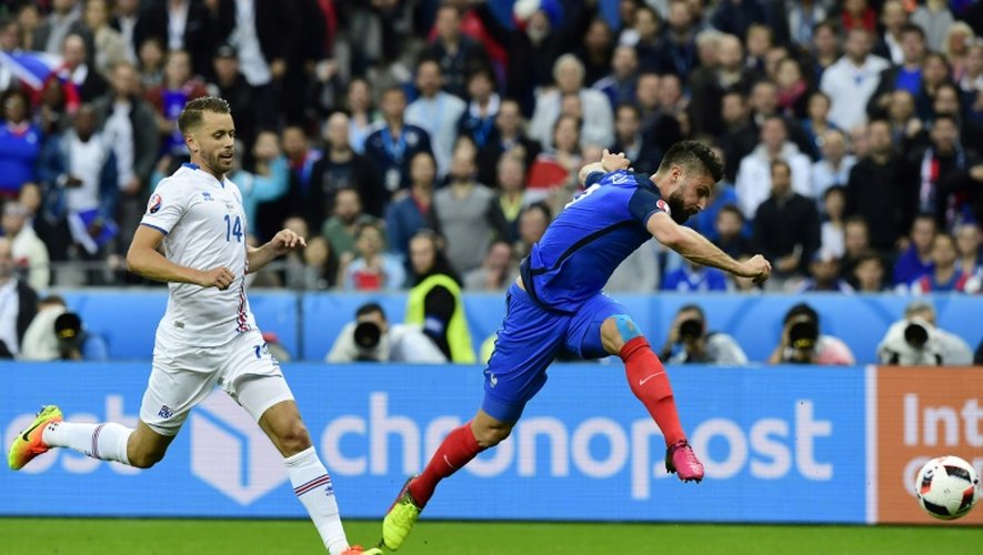 Olivier Giroud ouvre le score pour la France face à l'Islande en quart de l'Euro, le 3 juillet 2016 au Stade de France