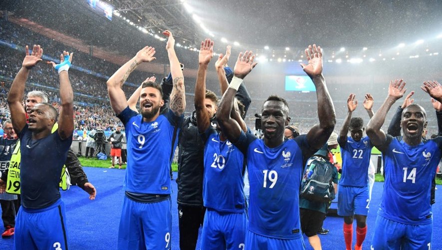 Les joueurs français fêtent avec le public leur qualification pour les demi-finales de l'Euro en battant l'Islande, le 3 juillet 2016 au Stade de France