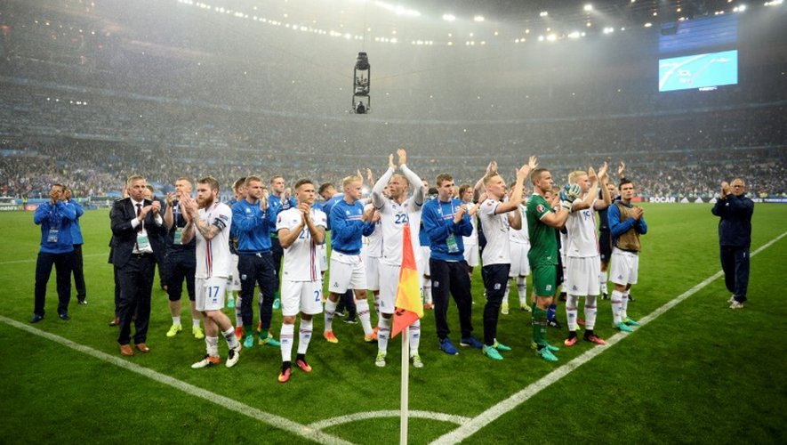 Les Islandais saluent leurs supporteurs après leur élimination de l'Euro face à la France, le 3 juillet 2016 au Stade de France