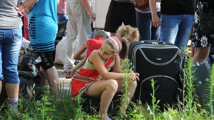 Des familles le 16 juillet 2014 sur le point de quitter Donetsk en bus