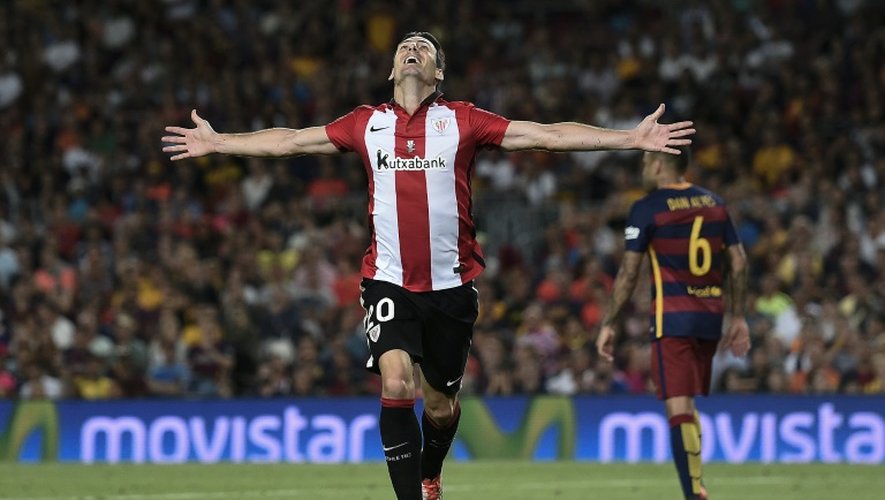 La joie de l'attaquant de l'Athletic Bilbao, buteur contre le FC Barcelone lors de la Supercoupe d'Espagne retour, le 17 août 2015 au Camp Nou
