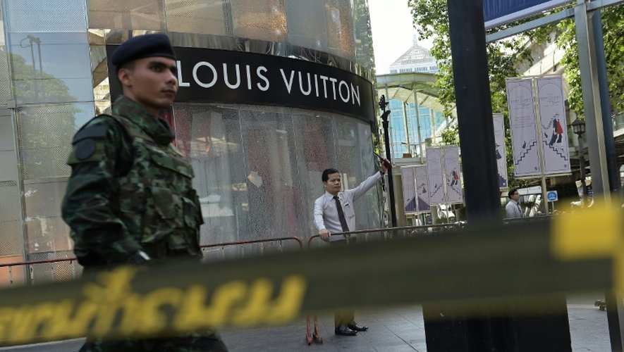 Un enquêteur sur le lieu de l'attentat le 18 août 2015 qui a fait 20 morts la veille à Bangkok