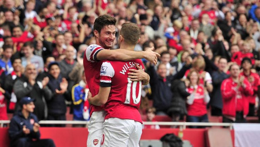 L'attaquant français d'Arsenal Olivier Giroud félicite son coéquipier anglais Jack Wilshere après son but contre Norwich, le 19 octobre 2013 à Londres