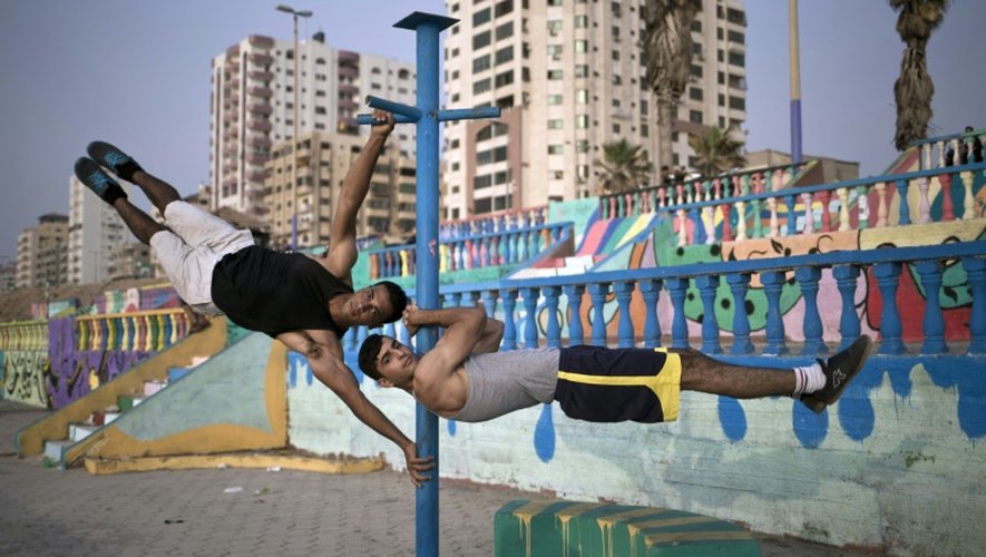 Des membres du groupe de "street workout" Bar Palestine s'exercent en bord de mer à Gaza le 2 août 2015