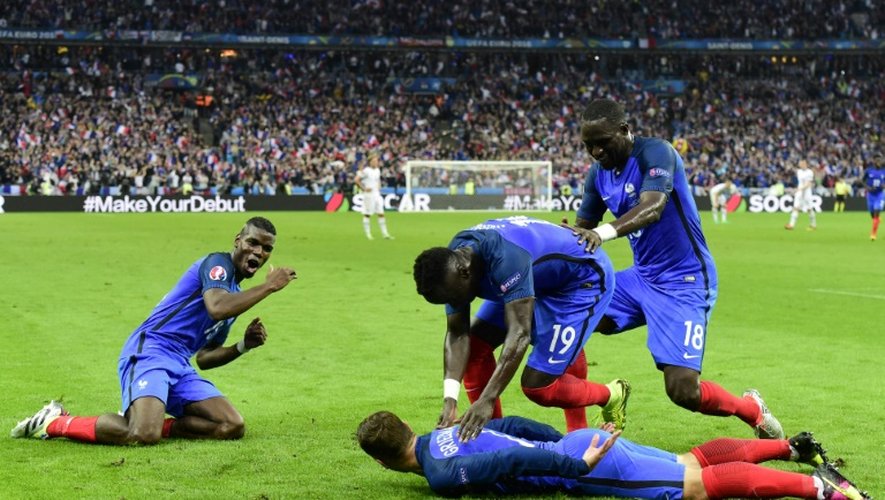 La joie des Français après le but d'Antoine Griezmann face à l'Islande en quart de finale de l'Euro, le 3 juilley 2016 au Stade de France