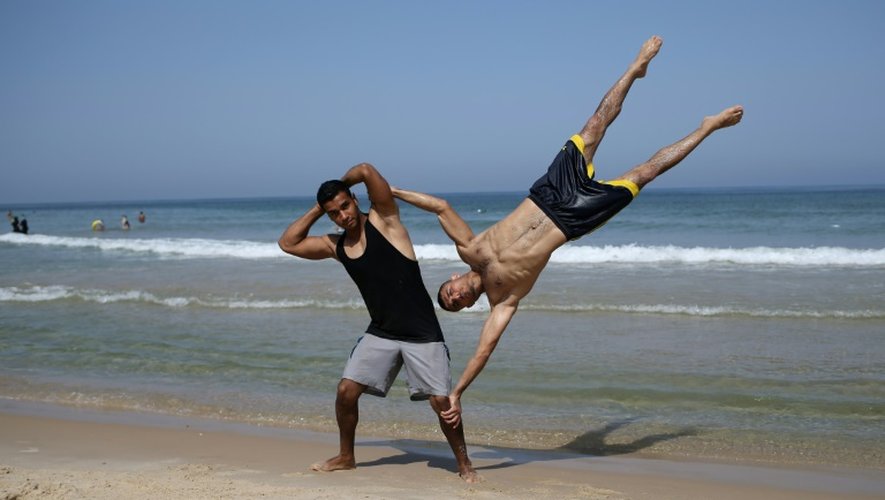 Des membres du groupe de "street workout" Bar Palestine s'exercent le 7 août 2015 sur la plage à Gaza