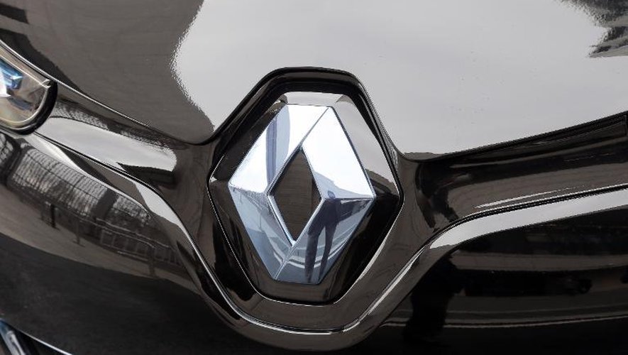 Le logo du constructeur automobile Renault, sur son modèle de voiture électrique Zoé, le 17 mars 2014 à Paris