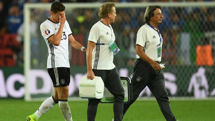 L'attaquant allemand Mario Gomez sort sur blessure lors du quart de finale de l'Euro contre l'Italie, le 2 juillet 2016 à Bordeaux