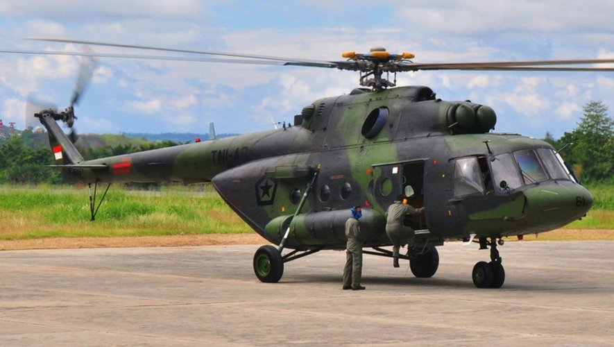 Les secours indonésiens préparent un hélicoptère militaire sur l'aéroport de Jayapura, le 18 août 2015, qui doit se rendre sur les lieux du crash d'un avion qui a fait 54 morts