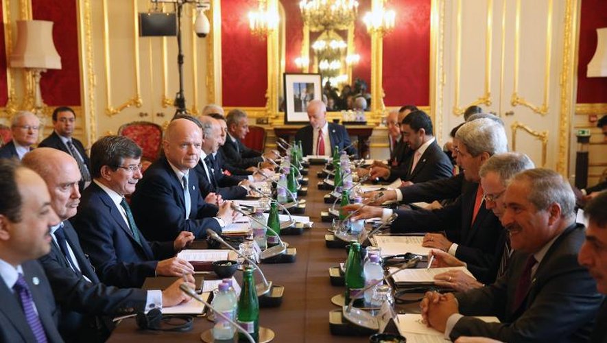Les 11 ministres arabes et occidentaux des Affaires étrangères à Londres lors de la réunion des "Amis de la Syrie", à Londres, le 22 octobre 2013