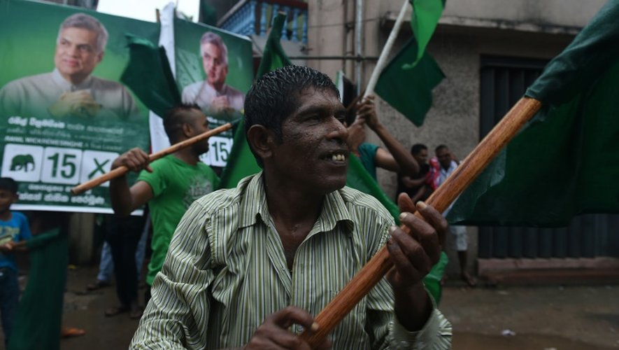 Des militants du Premier ministre du Sri Lanka, Ranil Wickremesinghe, manifestent le 17 août 2015 à Colombo