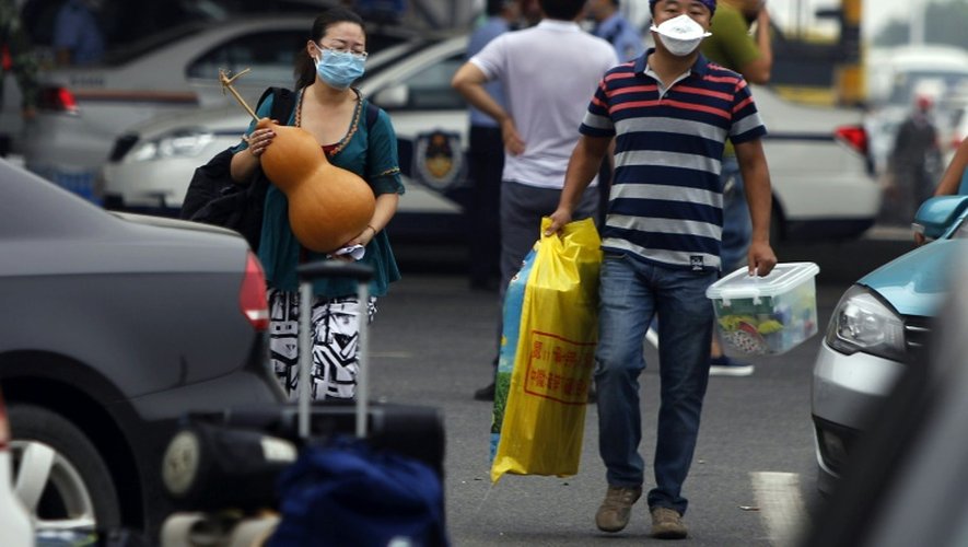 Des habitants de Tianjin récupèrent des affaires dans leurs appartement, le 18 août 2015