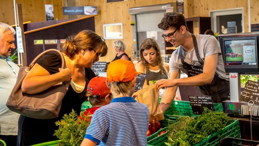 Des clients sont servis dans le magasin de producteurs "Talents de fermes" le 13 août 2015 à Wambrechies, dans le Nord