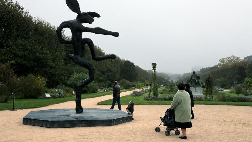 Le sculpteur Welsh présente "Nijinski Hare" au Jardin des Plantes à Paris, le 18 octobre 2013